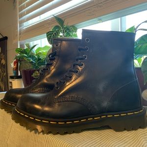 Black Doc Marten Size 9 women’s 8 men’s